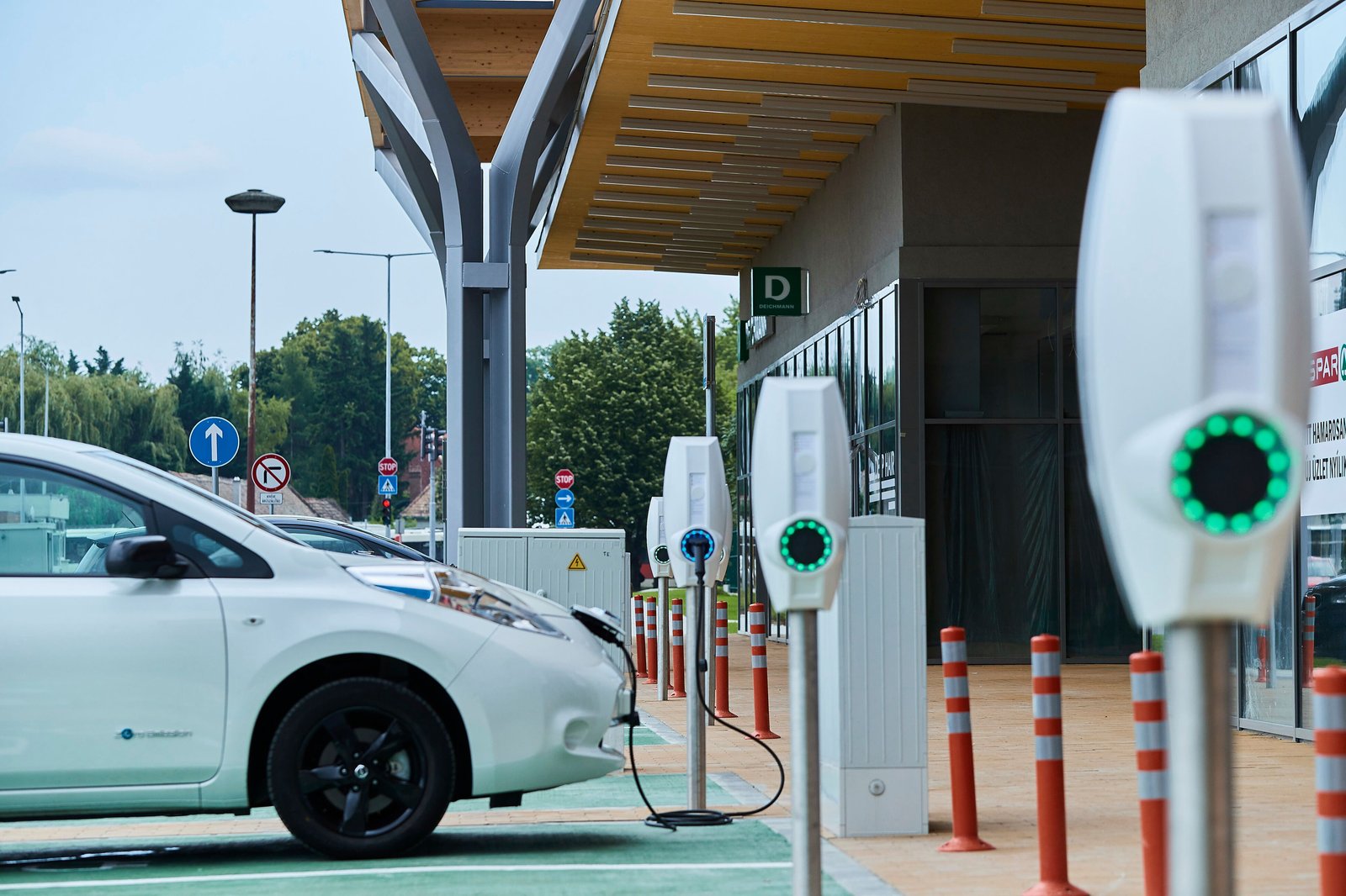 Photo Loi d'orientation des mobilité LOM - voiture et bornes de recharge EVBox sur parking ouvert